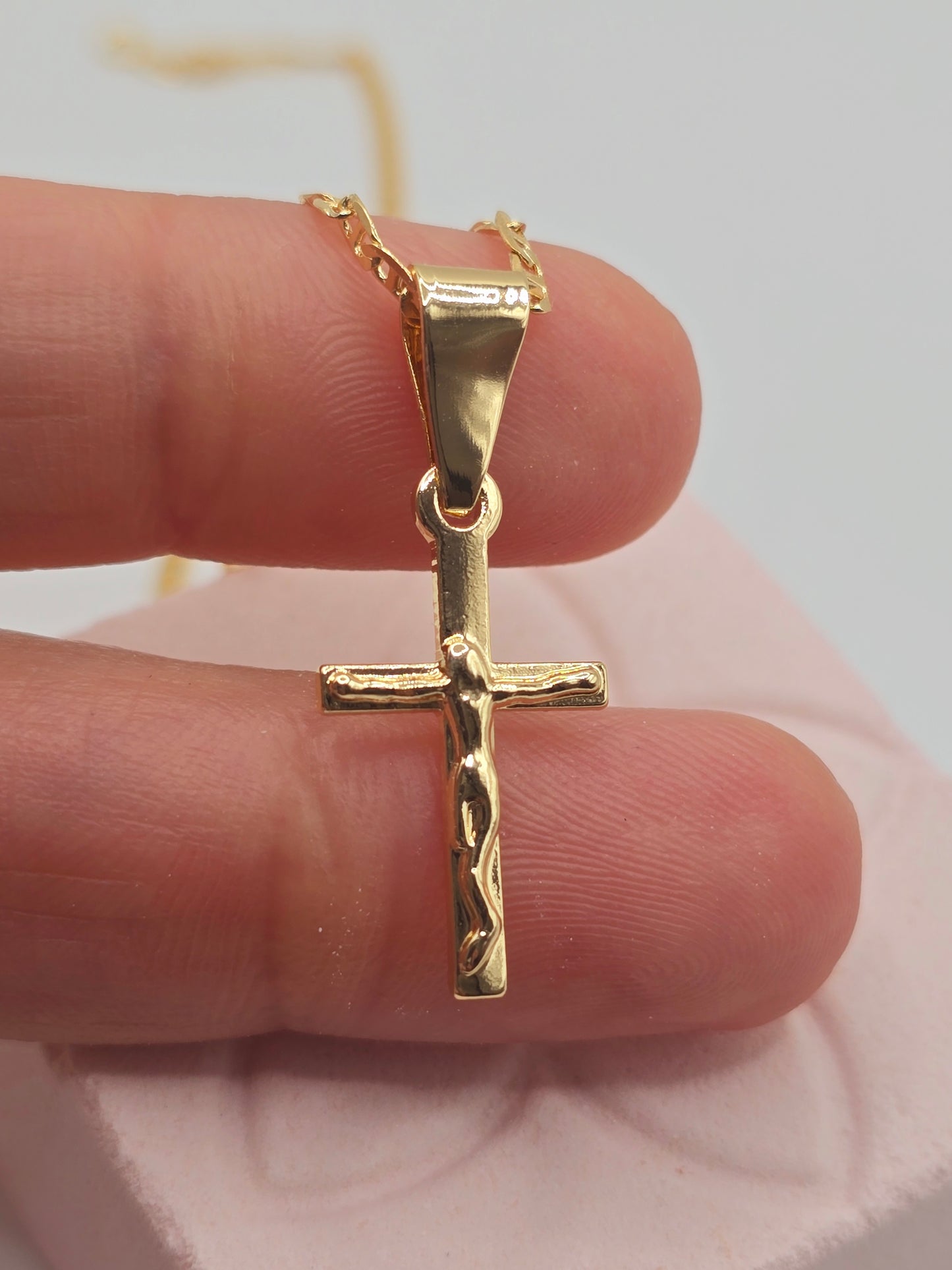 Small cross 14K laminated gold Cadena en Oro Brasilero diseno de crucifijo pequeno - Fui Fuiu Jewelry