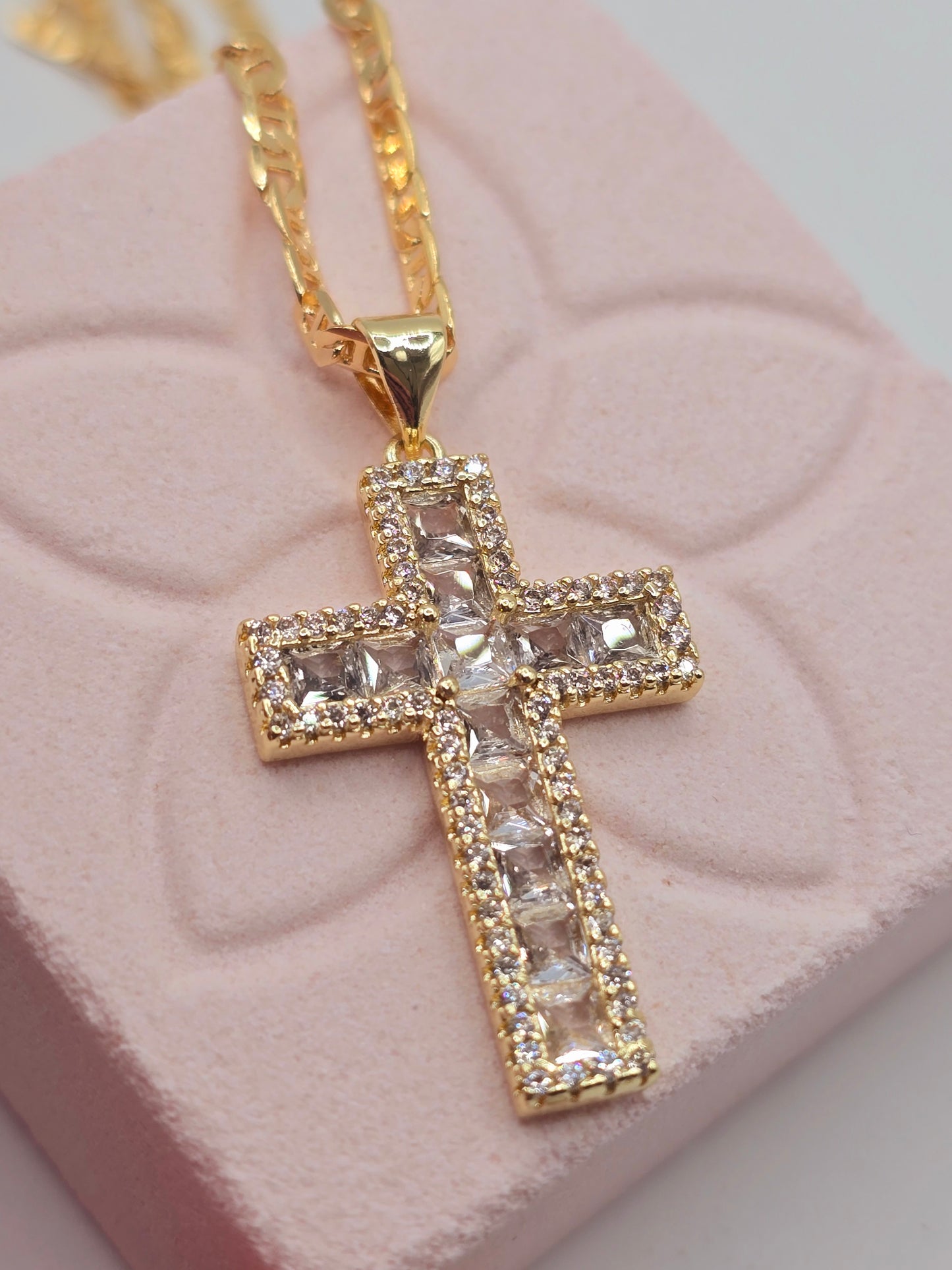 Zirconia and crystal cross 14K laminated gold Cadena en Oro Brasilero diseno de cruz con zirconia y cristal (Copy) - Fui Fuiu Jewelry