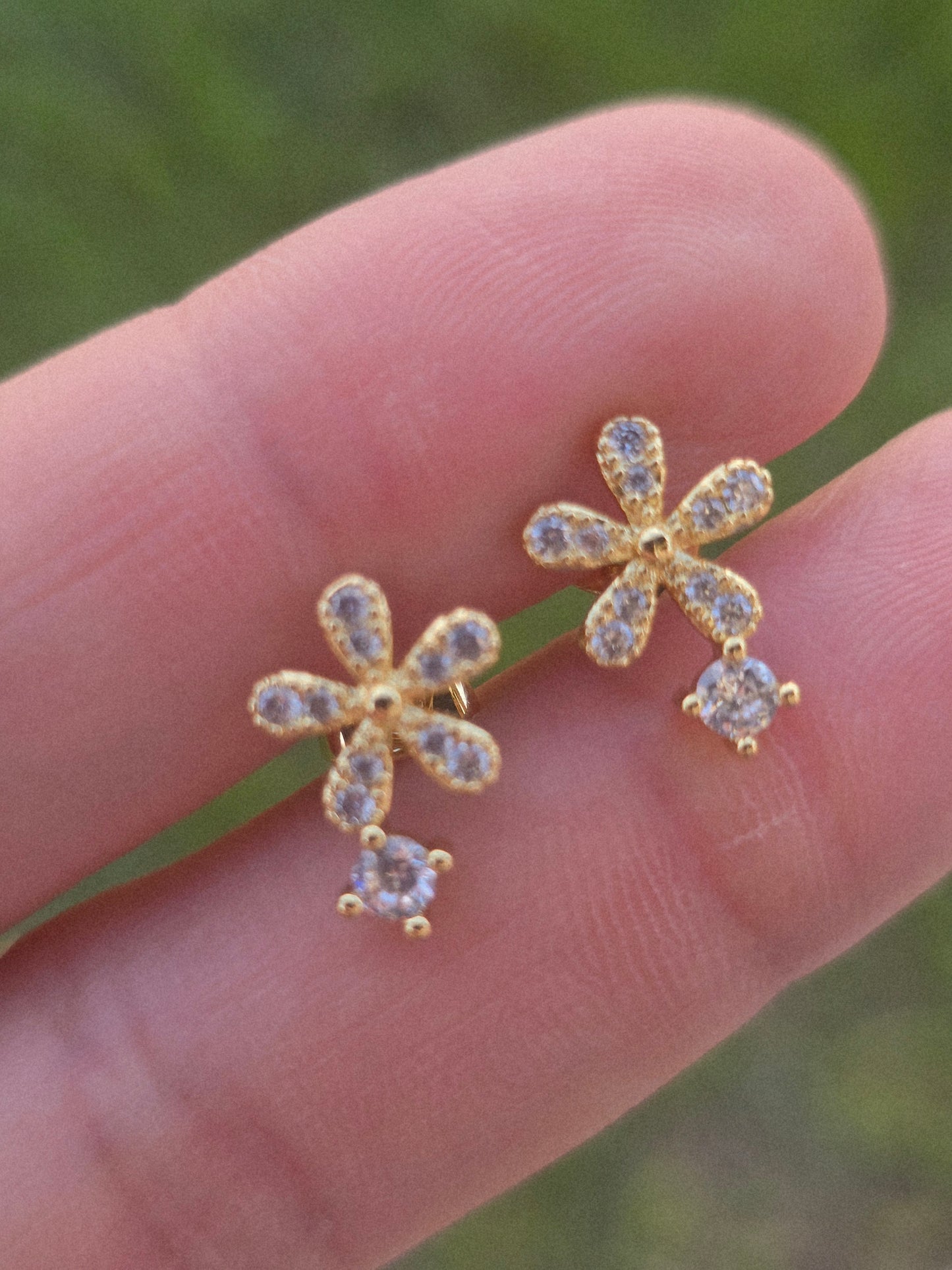 Studs flowers and crystal special aretes de flor con cristal holding gold plated 18K earrings