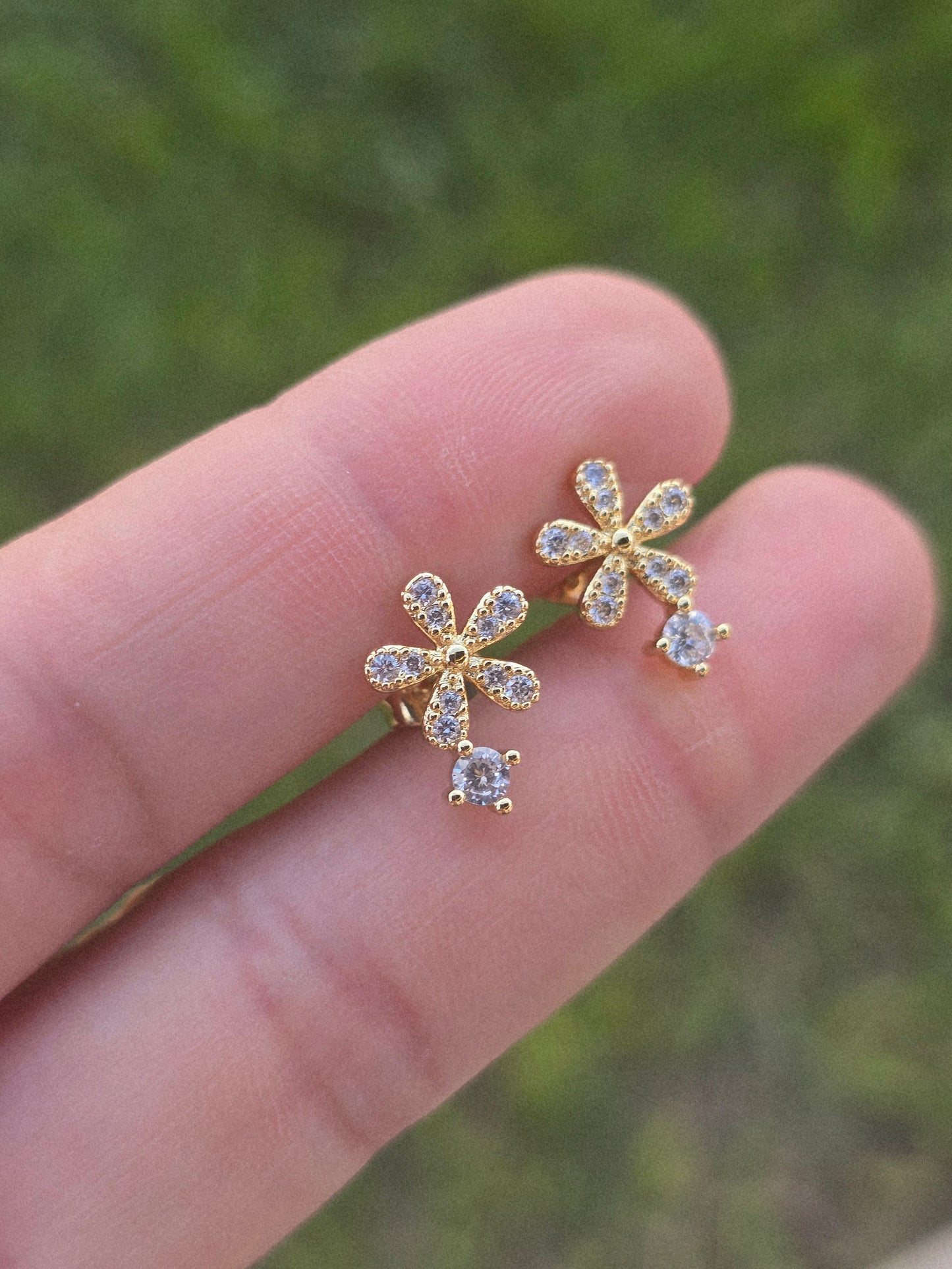 Studs flowers and crystal special aretes de flor con cristal holding gold plated 18K earrings