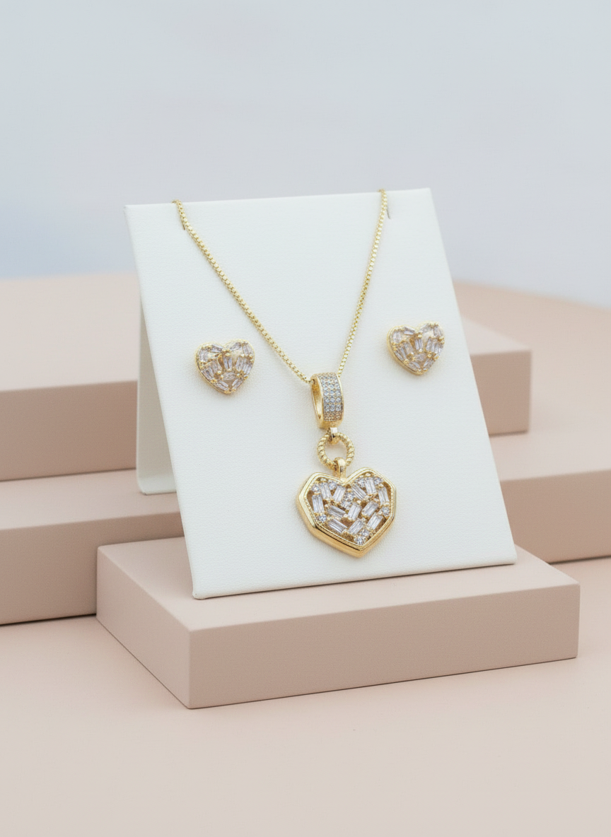 Set corazon gold plated 18K con pequeños cristales aretes studs