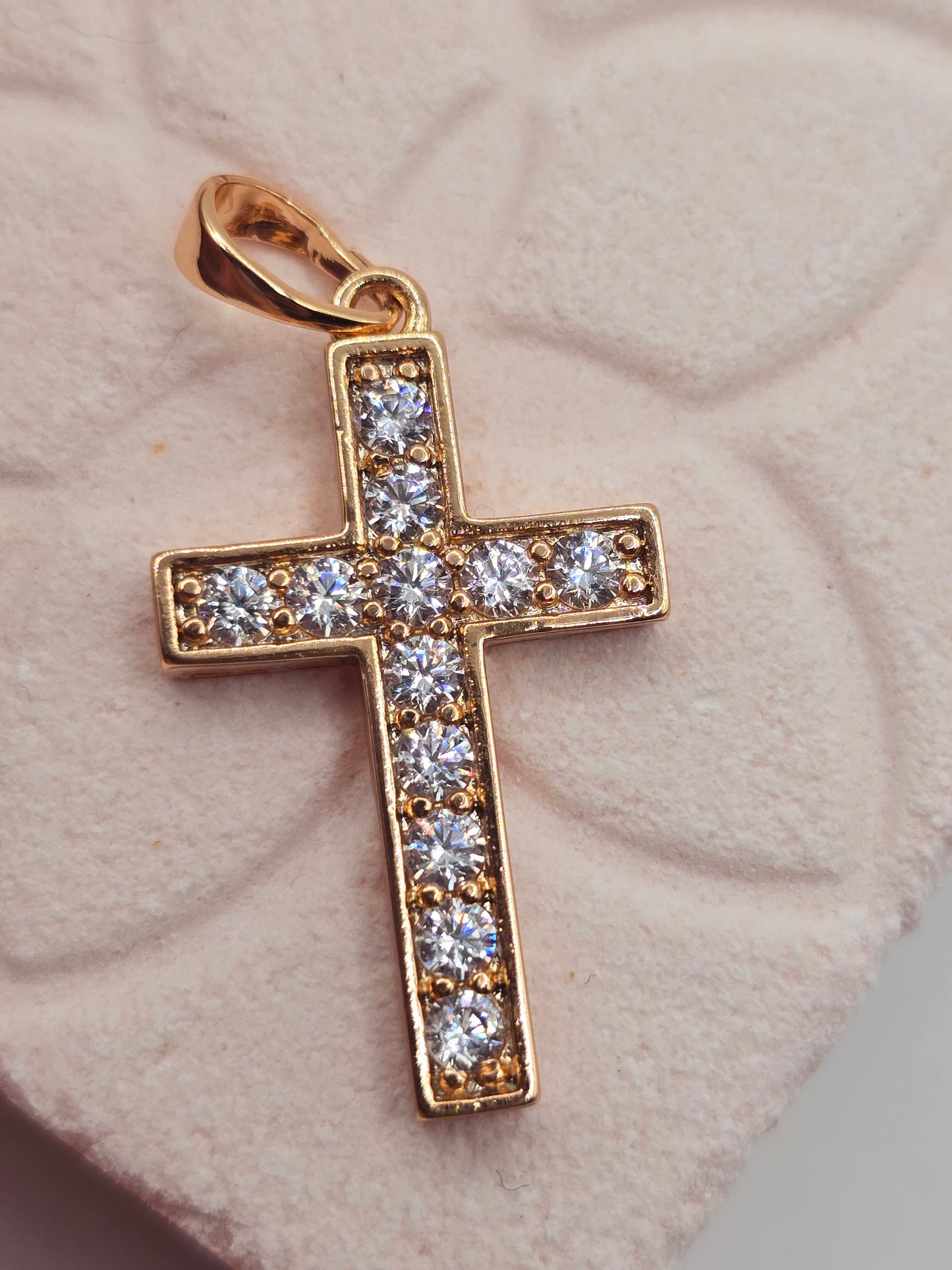 Zirconia and crystal medium cross 14K gold filled Cadena en Oro Brasilero diseno de cruz con zirconia y cristal - Fui Fuiu Jewelry