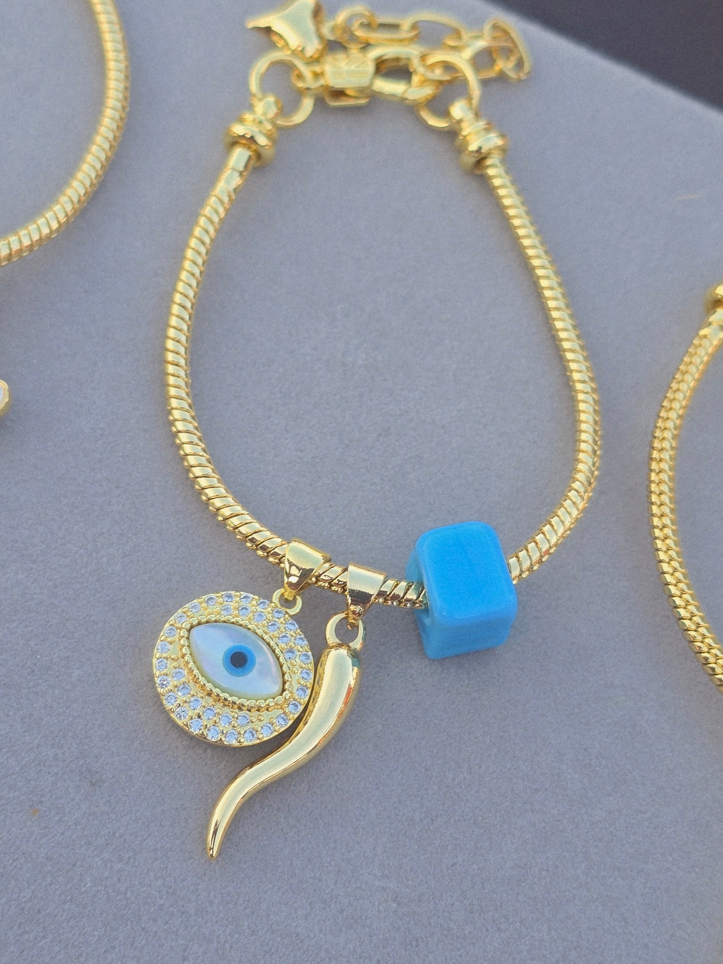Pulsera con dijes evil eyes tuercas turca y cornillelo evilbeyes bracelets charms