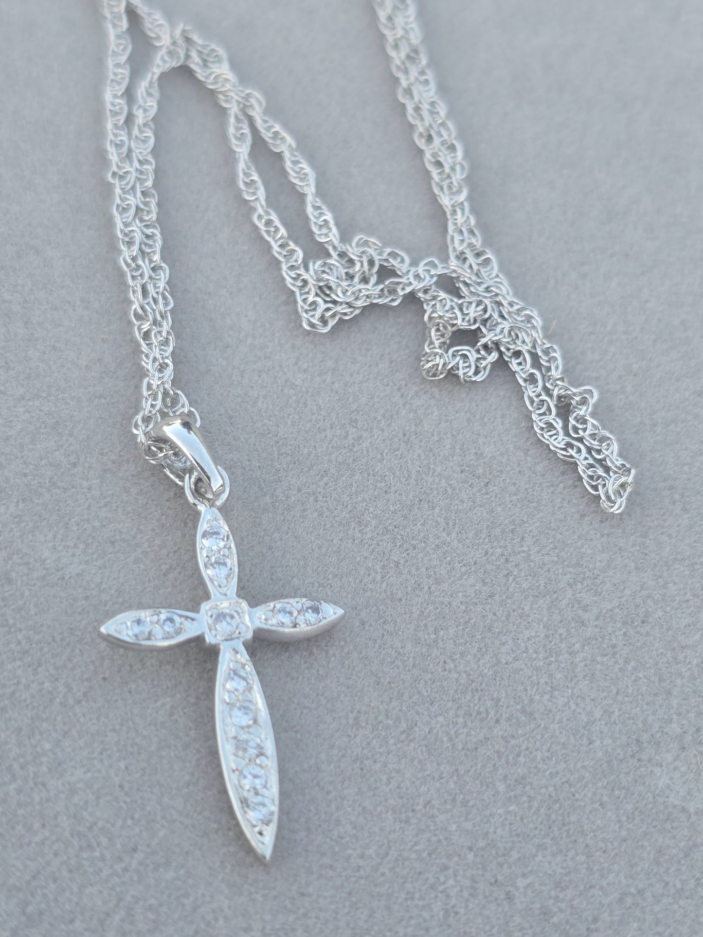 Sterling Silver cross necklace, cadena con dije de cruz y brillantes en Plata 925 - Fui Fuiu Jewelry