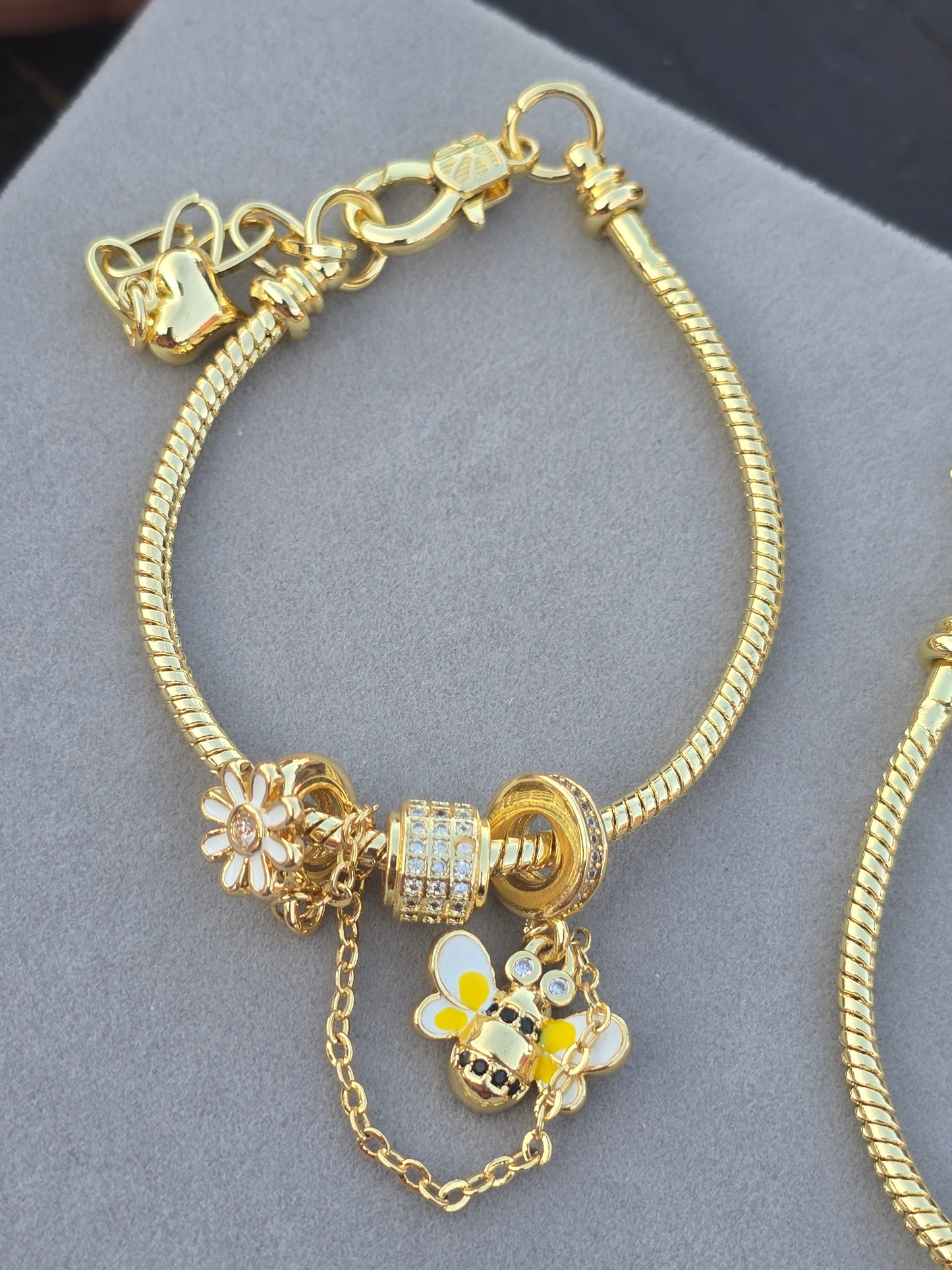 Pulsera con dijes evil eyes tuercas turca abrigas y flor evilbeyes bracelets charms flowers and bees