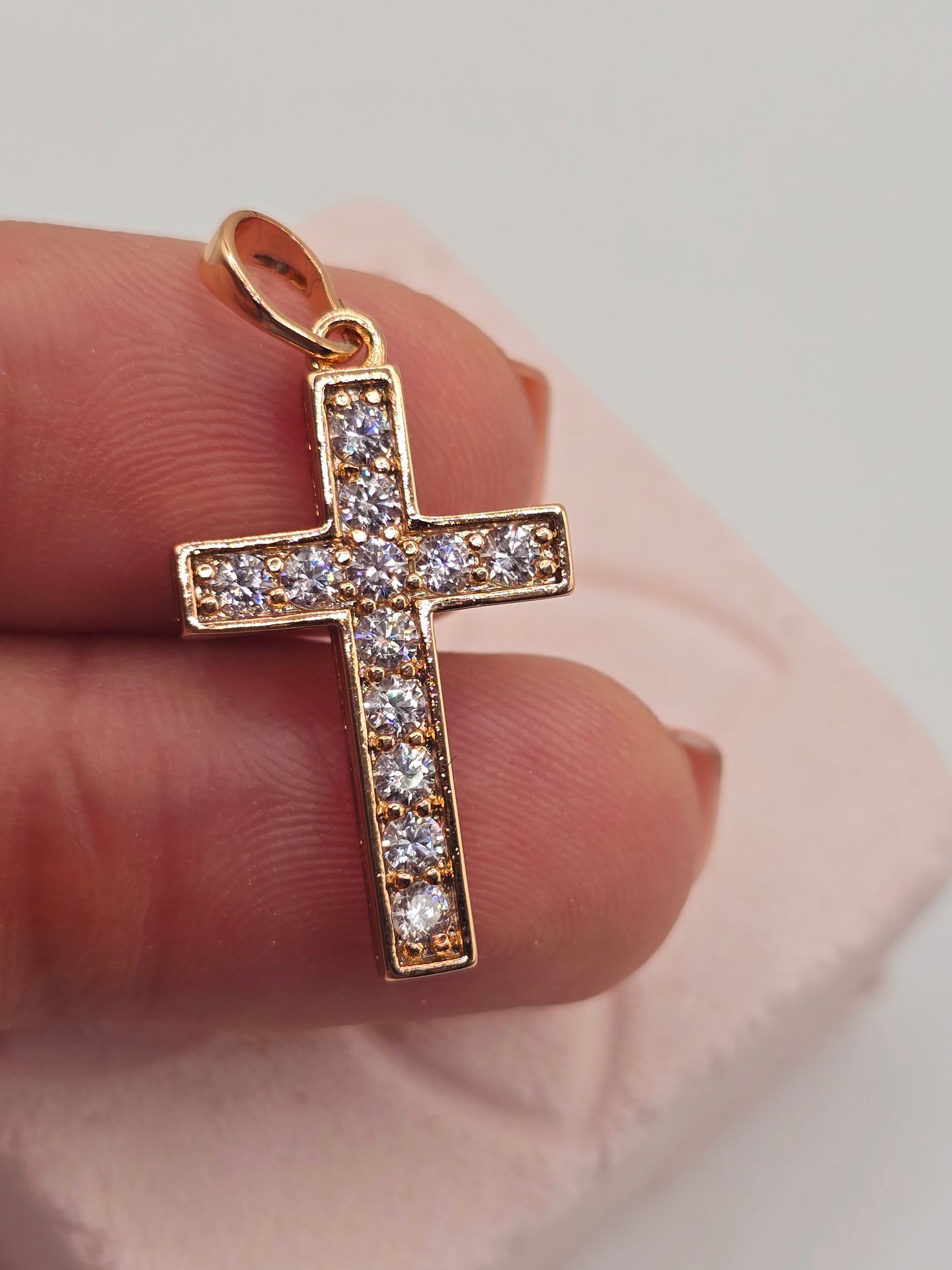 Zirconia and crystal medium cross 14K gold filled Cadena en Oro Brasilero diseno de cruz con zirconia y cristal - Fui Fuiu Jewelry