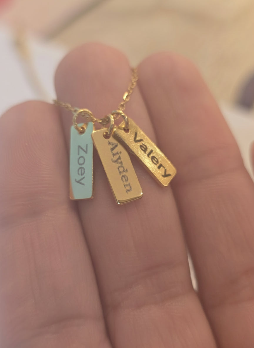 Personalized Name Necklace with Custom Charms – Elegant & Unique  Cadenas con Dijes de Nombres Personalizados – Grabado Único y Elegante