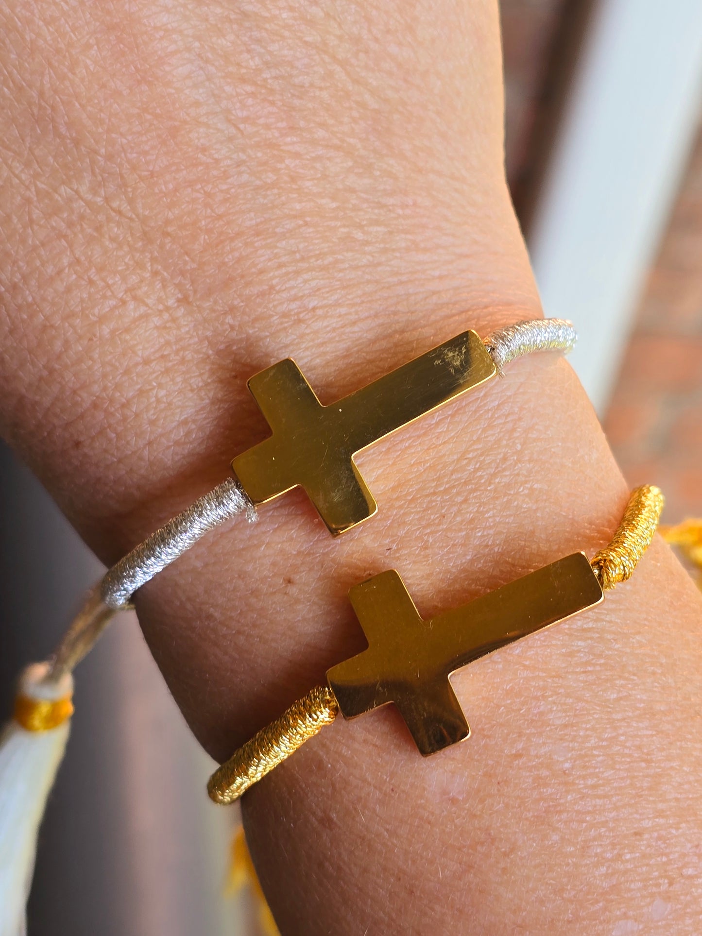 Cross cordón bracelet