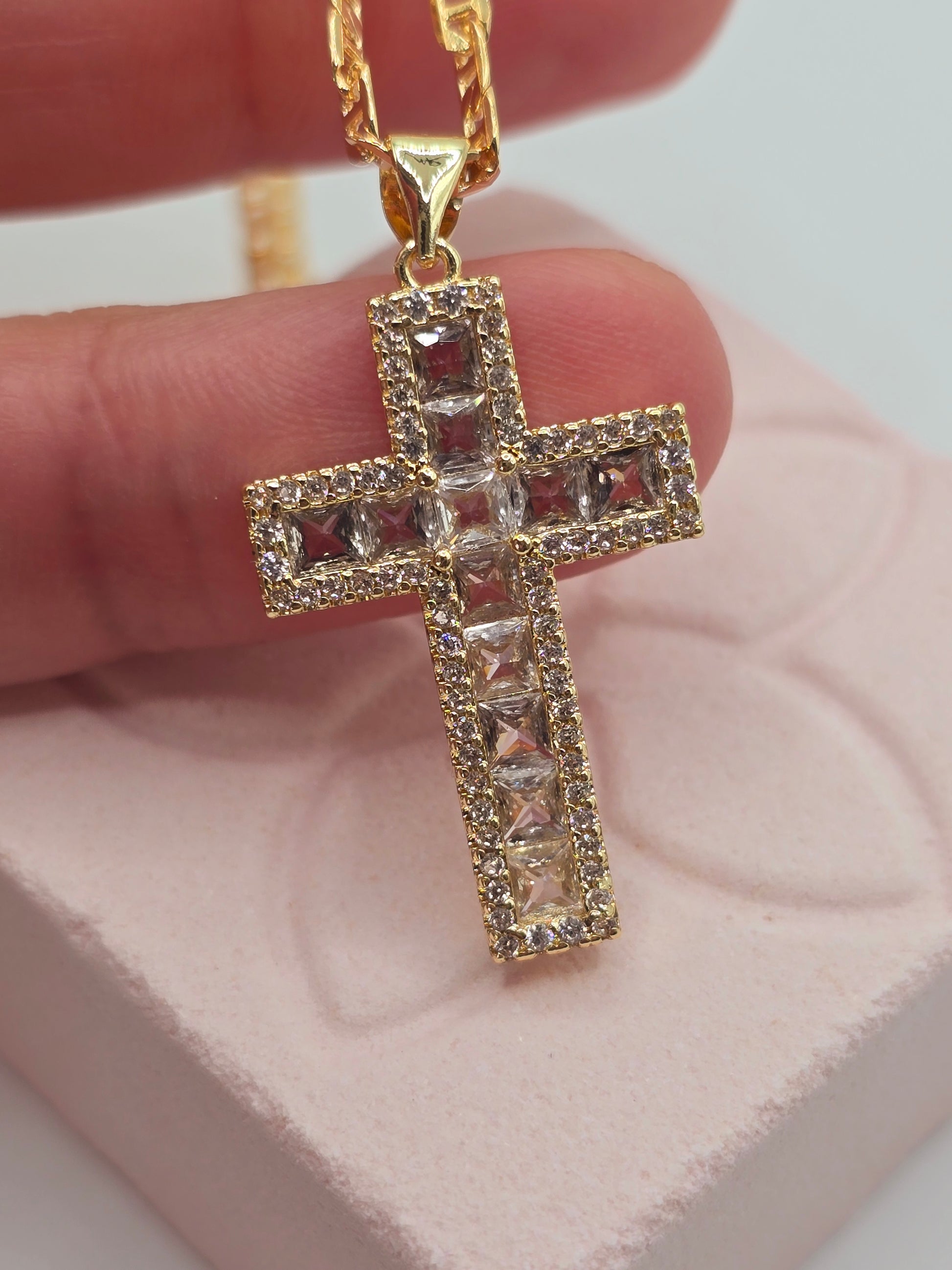 Zirconia and crystal cross 14K laminated gold Cadena en Oro Brasilero diseno de cruz con zirconia y cristal (Copy) - Fui Fuiu Jewelry