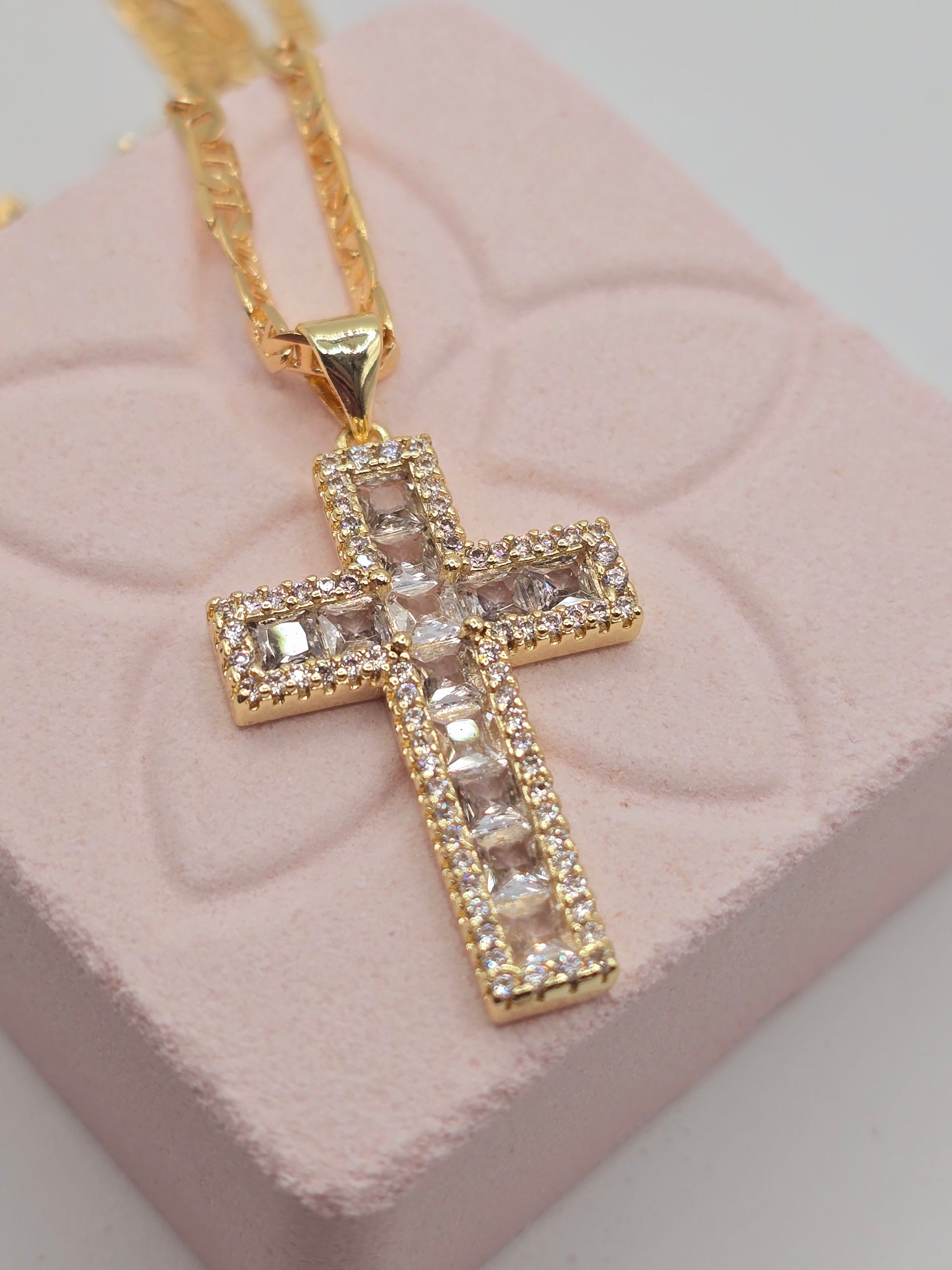 Zirconia and crystal cross 14K laminated gold Cadena en Oro Brasilero diseno de cruz con zirconia y cristal (Copy) - Fui Fuiu Jewelry