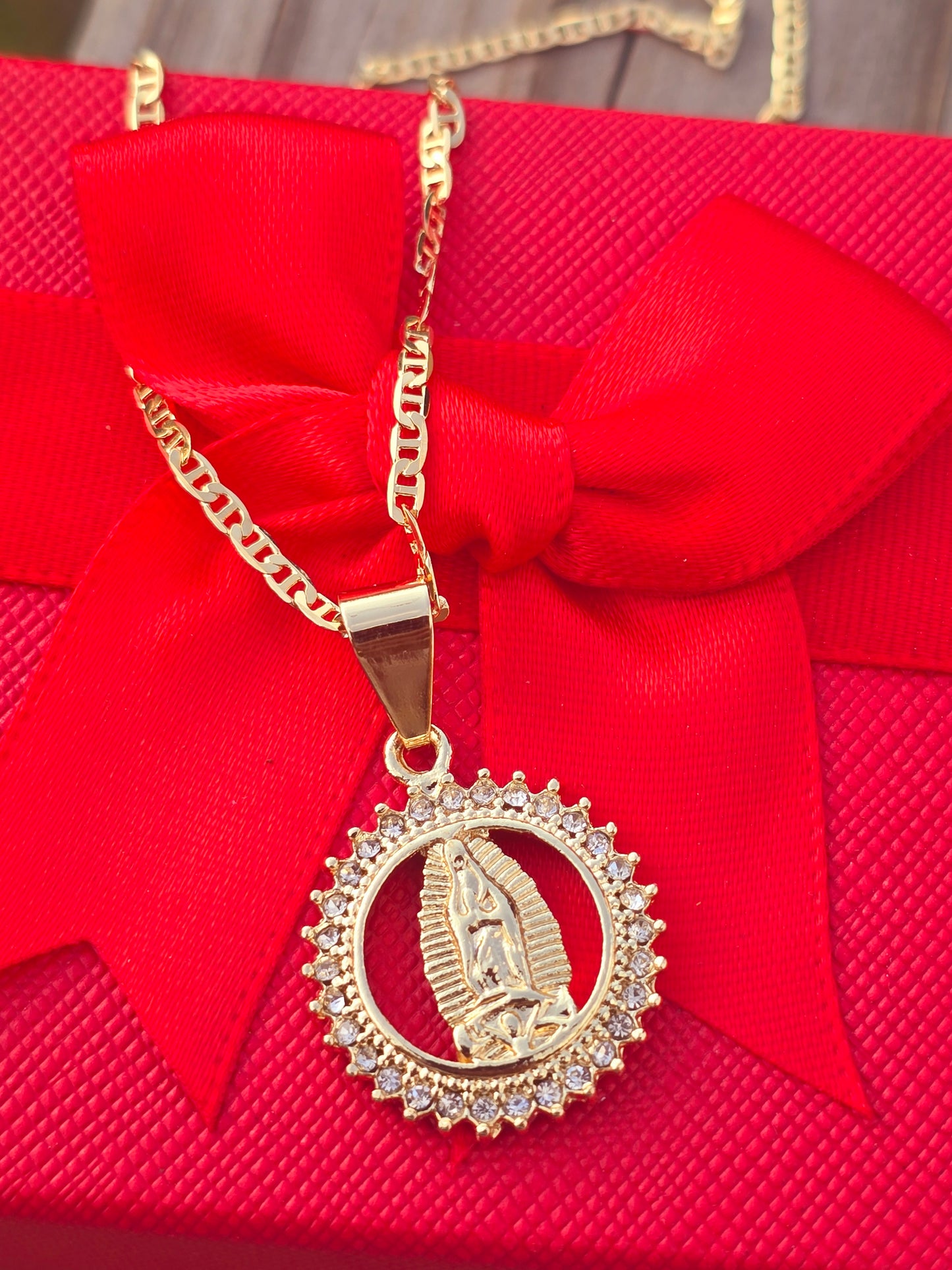 Guadalupe virgin pendant necklace 14K Gold Filled, cadena virgen de Gudalupe. 14K Oro Laminado