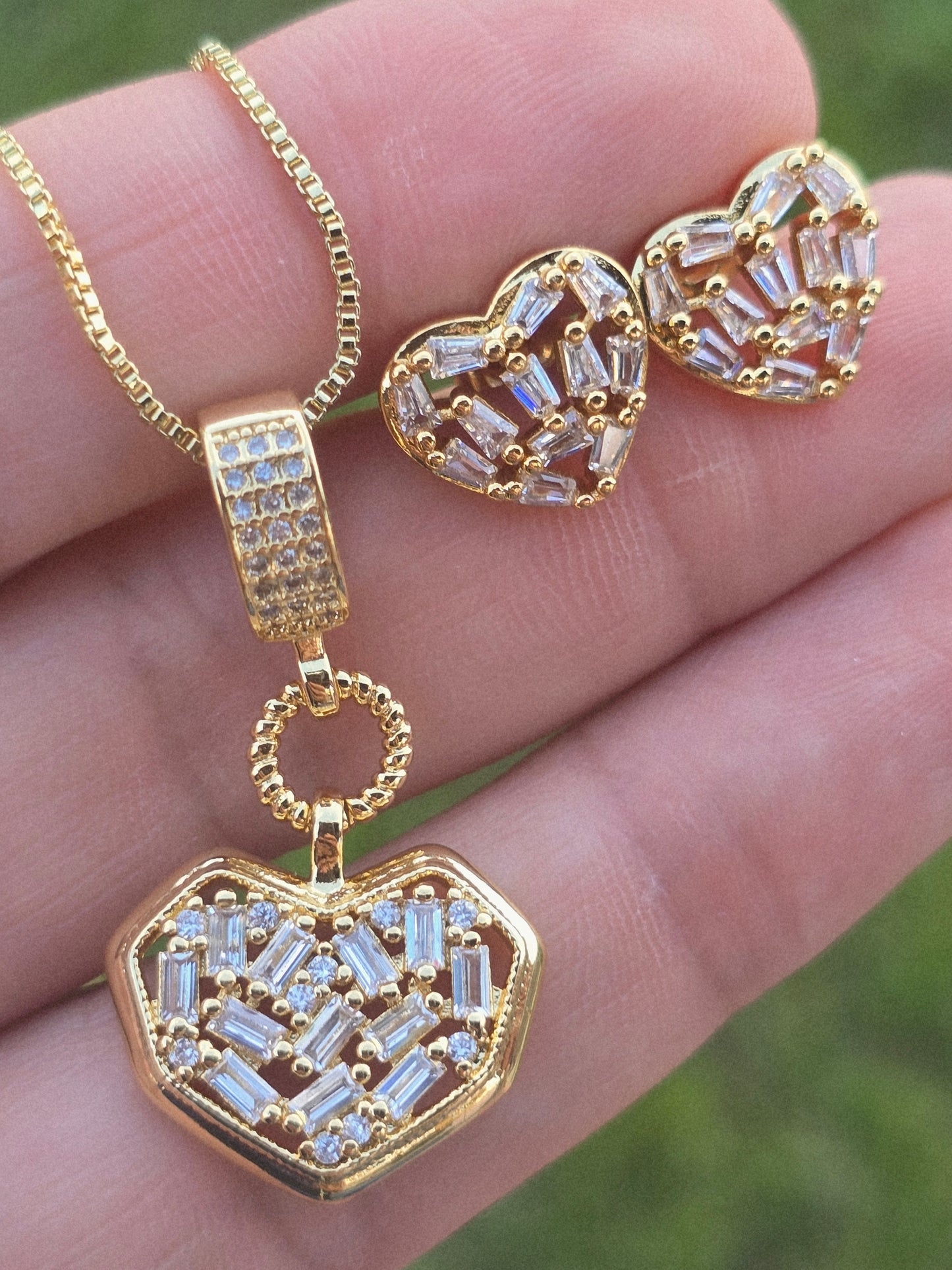 Set corazon gold plated 18K con pequeños cristales aretes studs - Fui Fuiu Jewelry