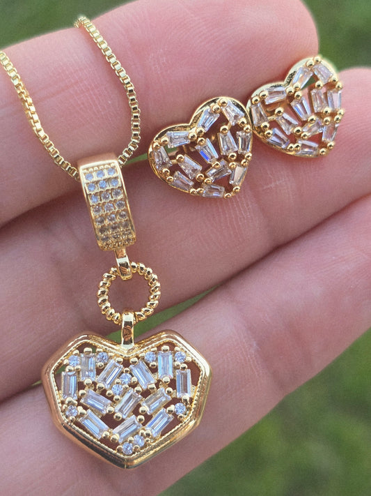 Set corazon gold plated 18K con pequeños cristales aretes studs