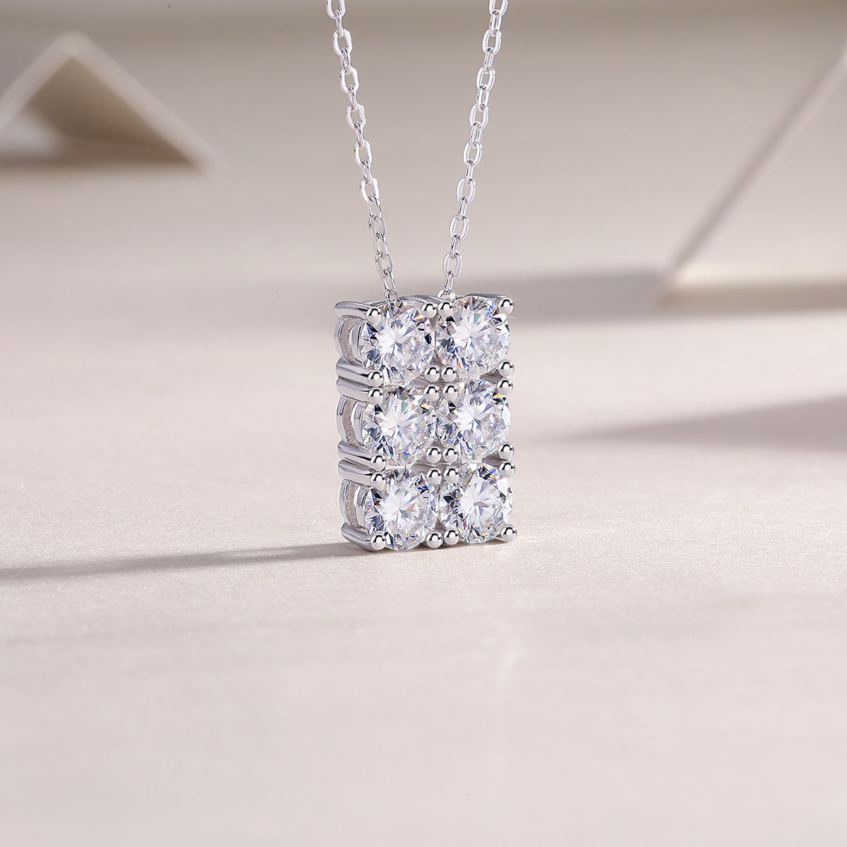 Grand Round - A Fashionable And Luxurious Diamond Jewelry Piece Set With 0.5-carat And 0.3-carat Moissan Diamonds, S925 Sterling Silver And Platinum-plated Pendant