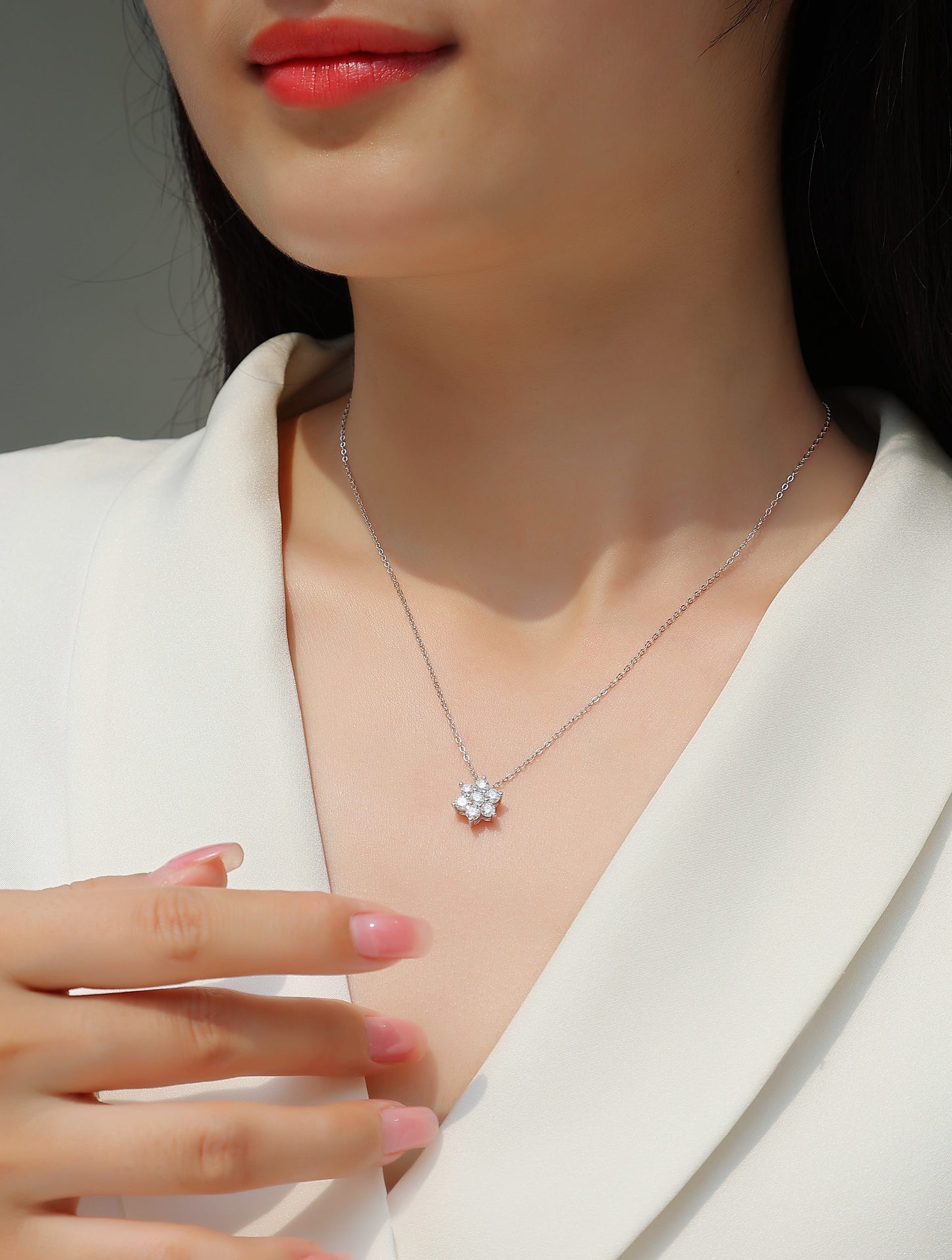 Snowflakes Fluttering - A Fashionable And Luxurious Diamond Jewelry Pendant  With Moissanite S925 Sterling Silver And Platinum Plating