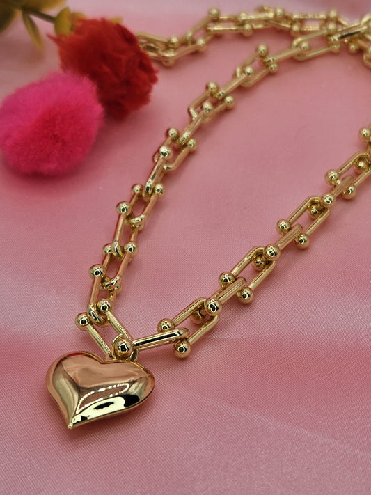 Model chain with heart necklace gold