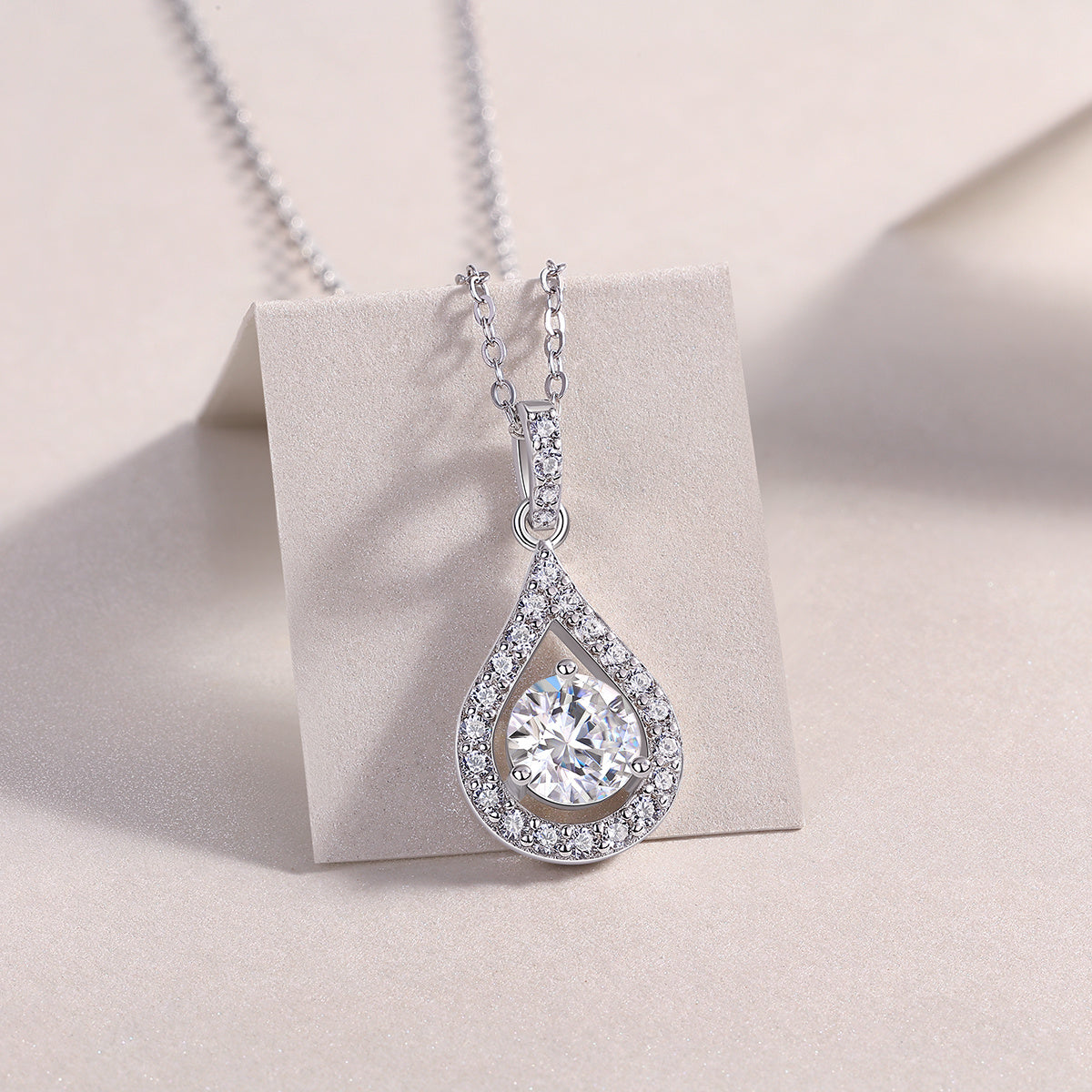 Heart Charm - A Fashionable And Luxurious Diamond Jewelry Piece Set With 1-carat Moissan Diamond S925 Sterling Silver And Platinum-plated Pendant