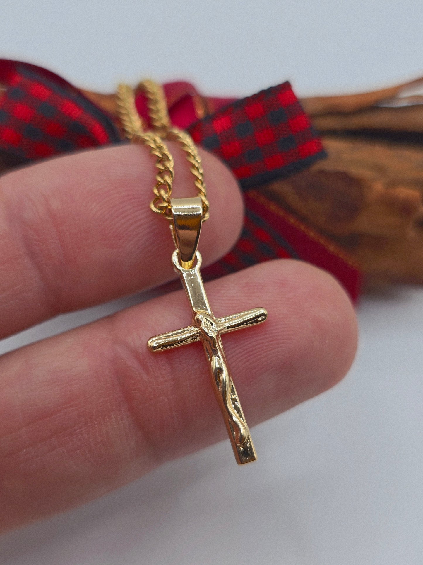 Small cross 14K laminated gold Cadena acero Oro Brasilero diseno de crucifijo pequeno