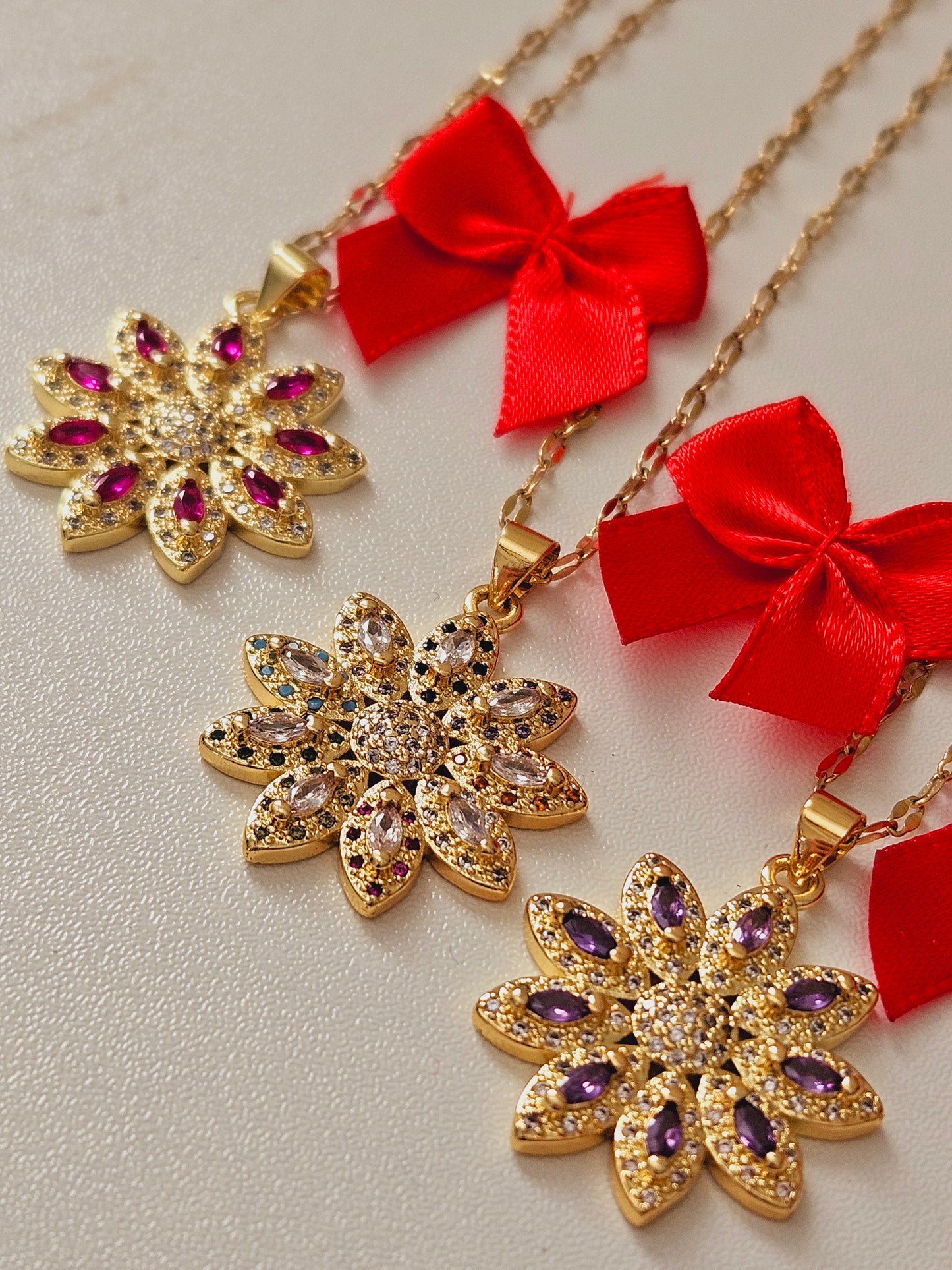 Daisy flower zirconia necklace