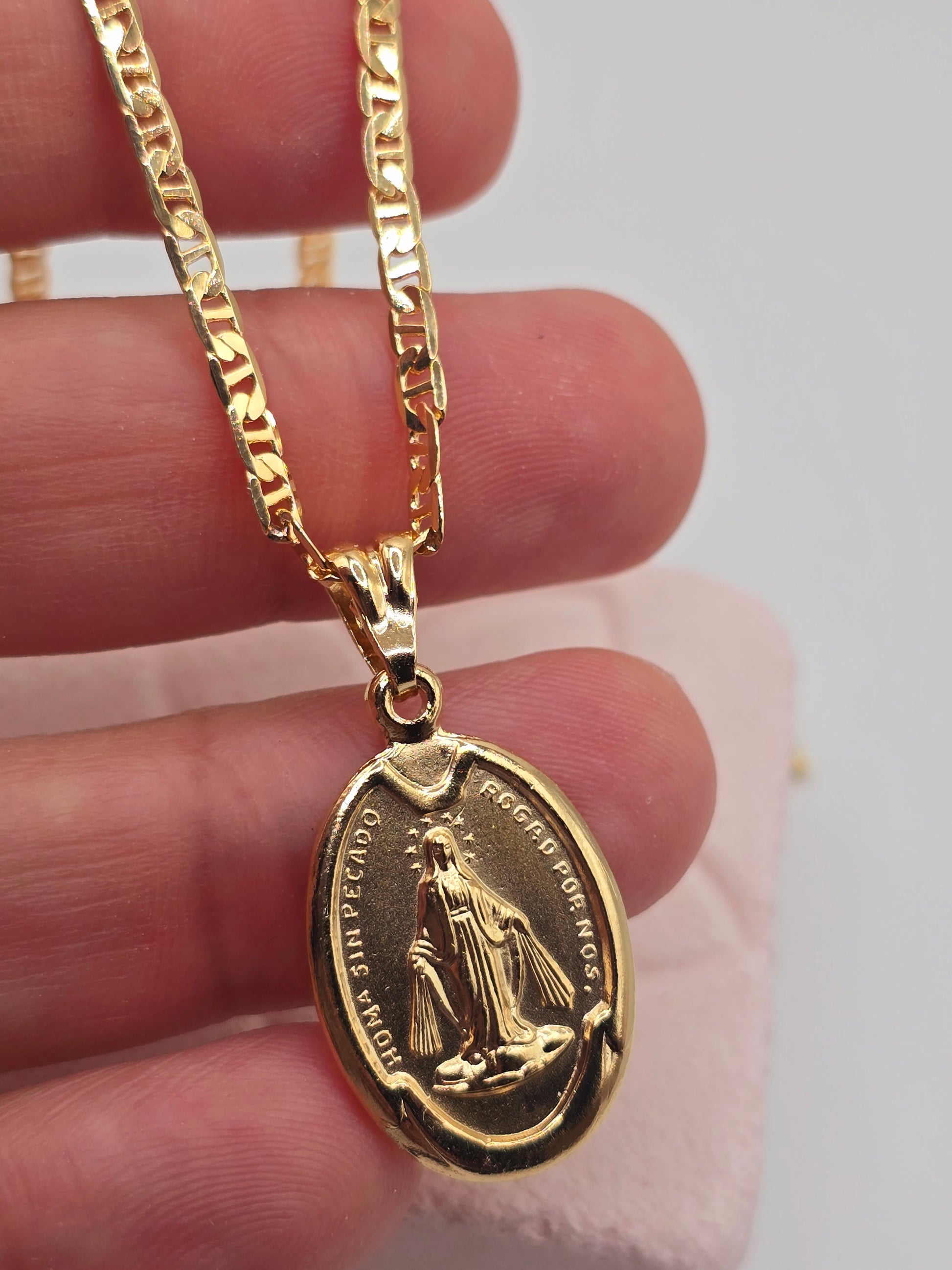 Miracles virgin pendant necklace 14K Gold Filled, cadena virgen de Gudalupe. 14K Oro Laminado - Fui Fuiu Jewelry