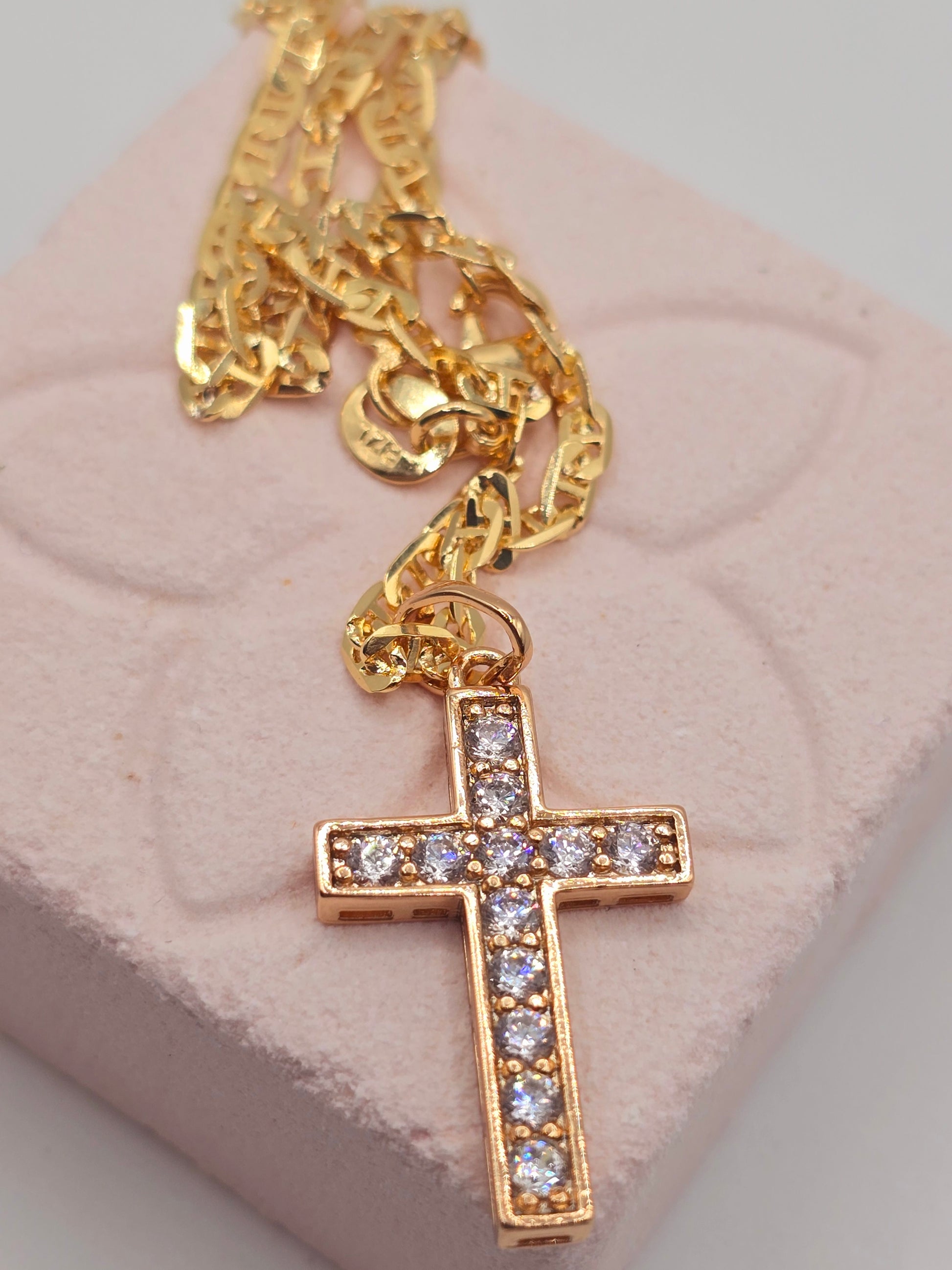 Zirconia and crystal medium cross 14K gold filled Cadena en Oro Brasilero diseno de cruz con zirconia y cristal - Fui Fuiu Jewelry