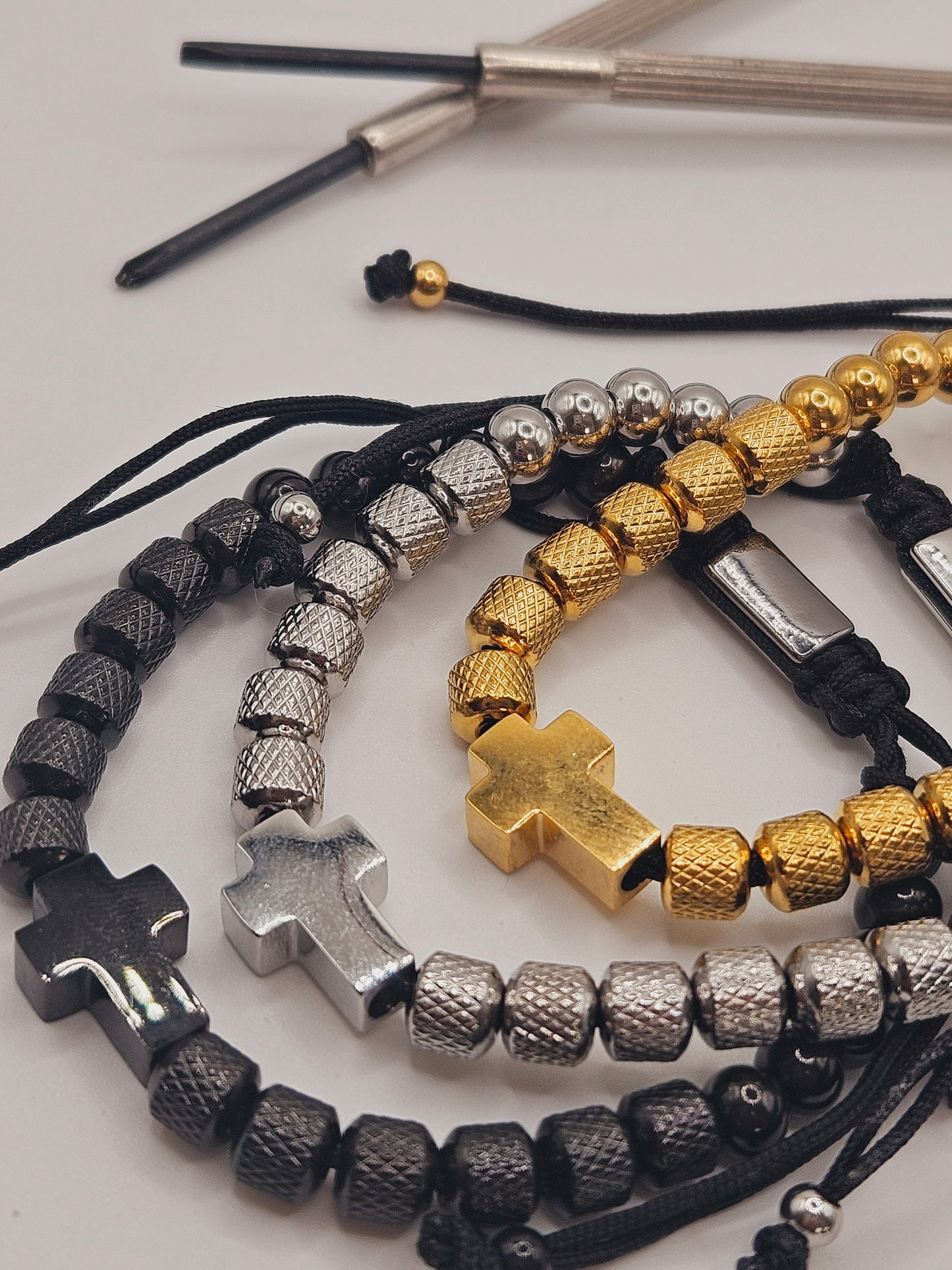 Ajustable cross bracelet for men